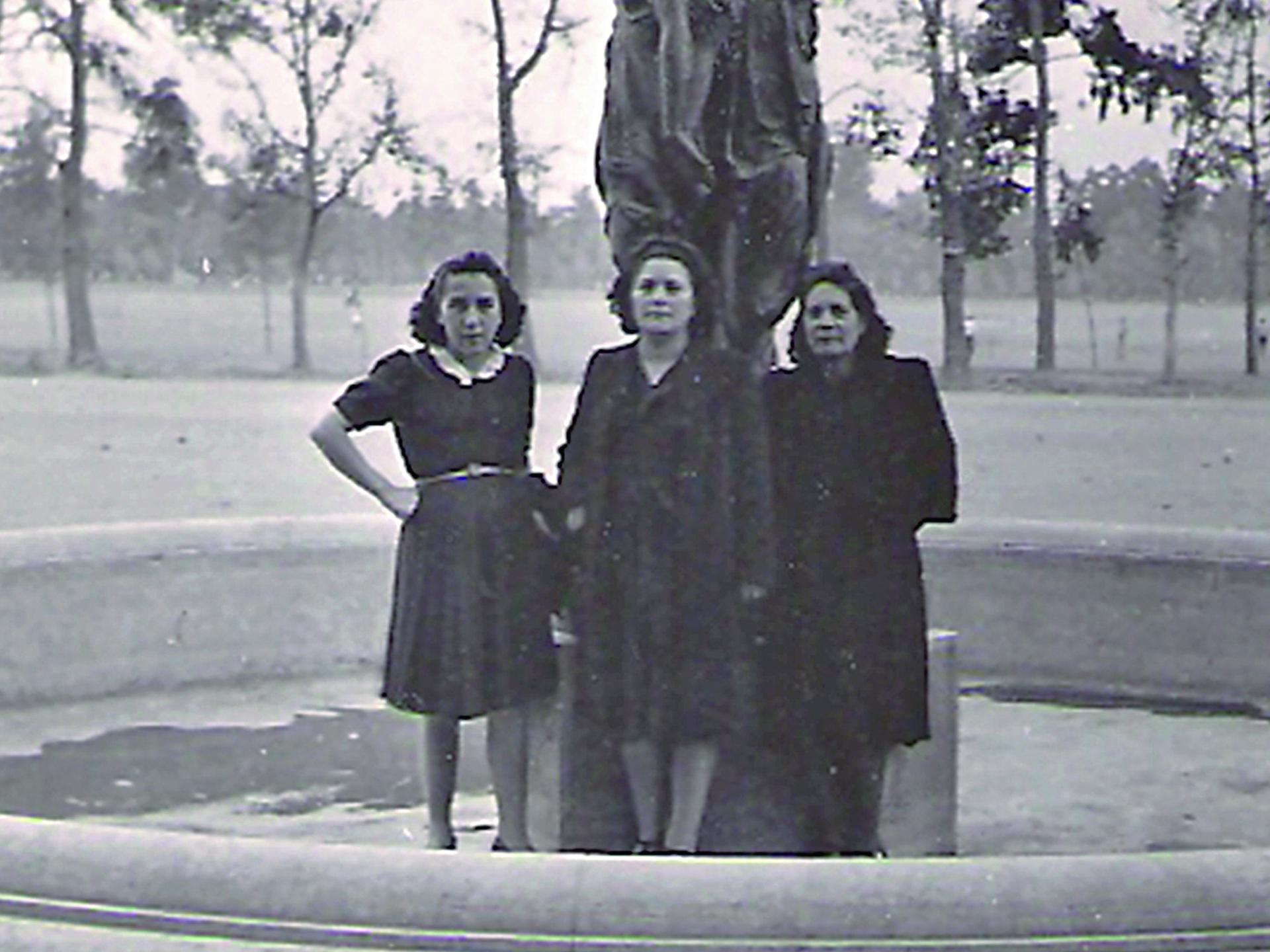 Graciela Valenzuela, Rosa Álvarez y Ana Álvarez. Fuente de las Tres Gracias en el Parque Cousiño, actual Parque O’Higgins, 1942.