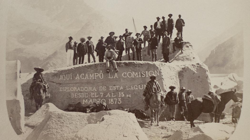 Exploración de la laguna Negra. La comitiva en la roca del Observatorio