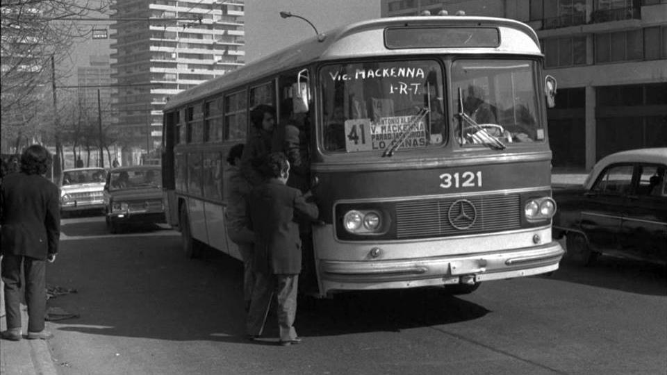 Bus Mercedes O362 de la Empresa de Transportes Colectivos del Estado, 1972. La ETCE era prácticamente el único medio de locomoción que llegaba a las periferias santiaguinas, en este caso, a Lo Cañas. Fuente: Colección Colectivo Micrópolis.