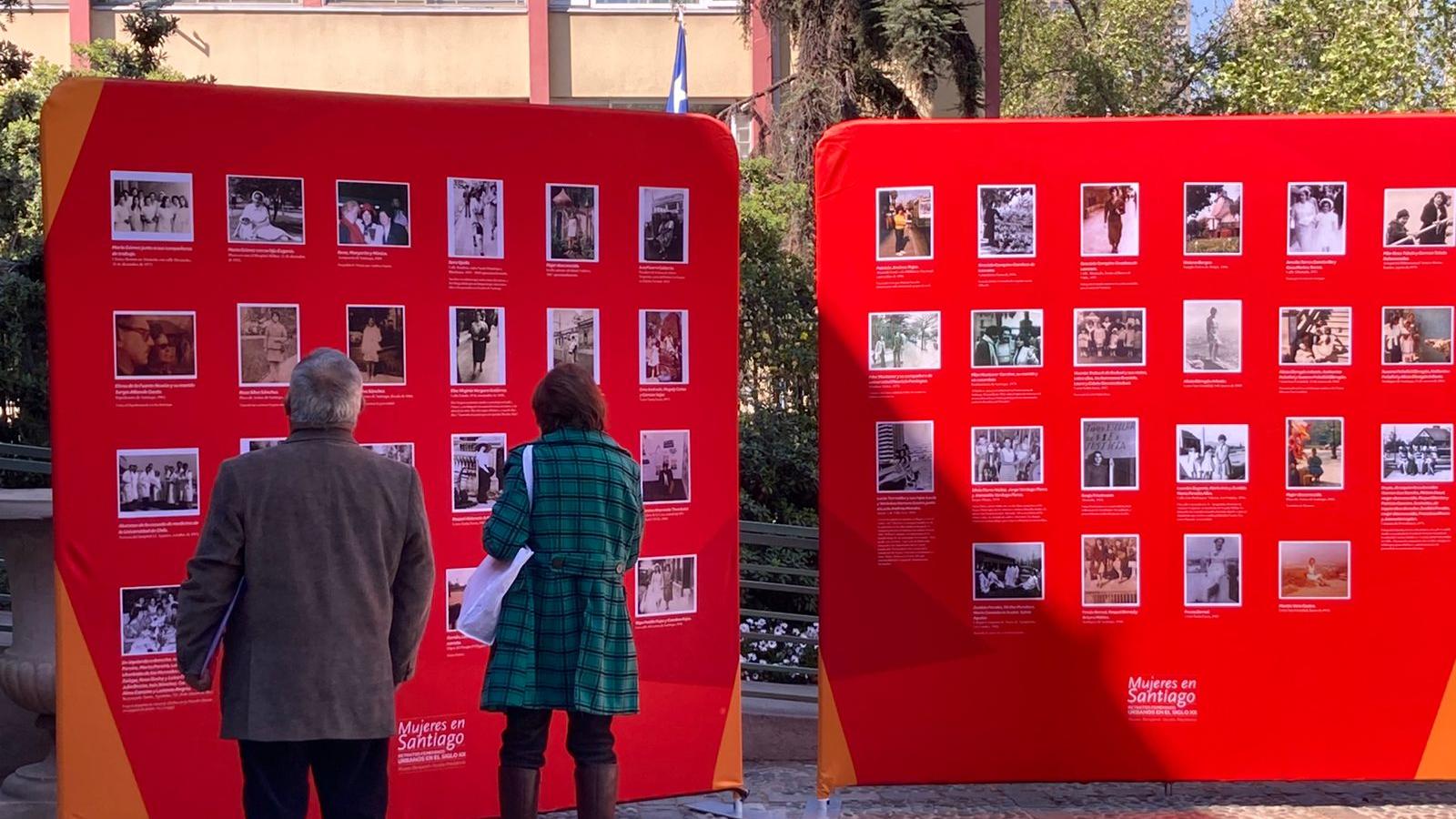 Exposición Mujeres en Santiago