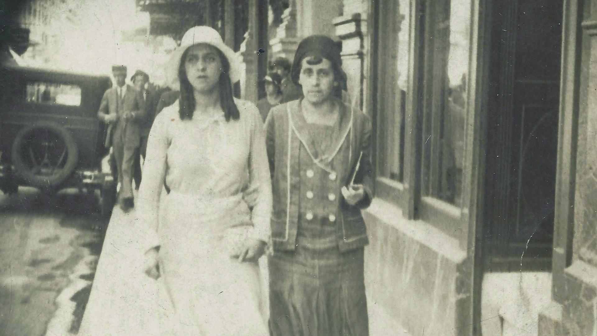 Colección Mujeres en Santiago. Olga Padilla Rojas y Catalina Rojas. Centro de Santiago, 1930. 