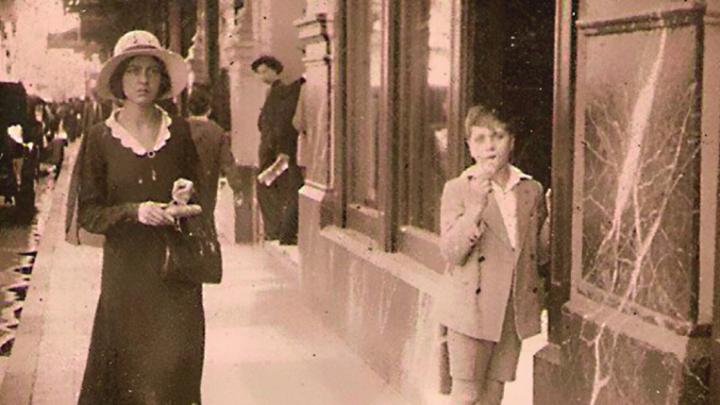 María Isabel Medina y niño desconocido. Calle Moneda o Agustinas, 1938.