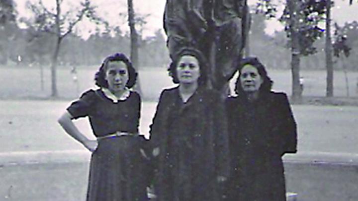 Graciela Valenzuela, Rosa Álvarez y Ana Álvarez. Fuente de las Tres Gracias en el Parque Cousiño, actual Parque O’Higgins, 1942.