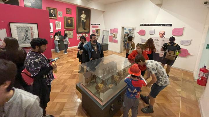 Visitantes recorren el interior del Museo Ciudadano Vicuña Mackenna