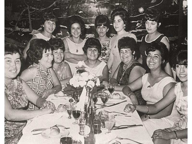 Despedida de soltera de Uberlinda de las Mercedes Moreno. Colección fotográfica digital "Mujeres en Santiago". 