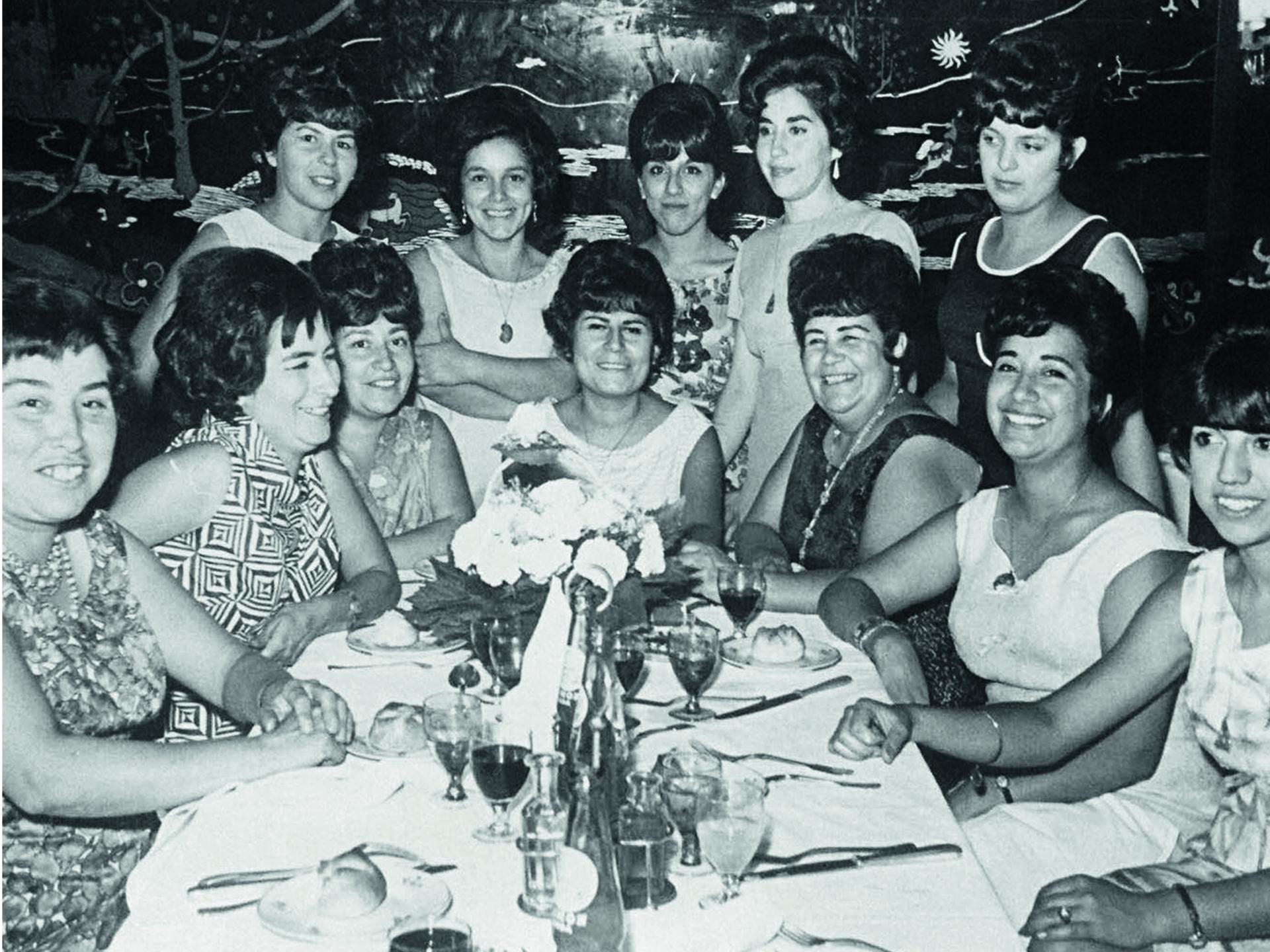 Restaurante Nuria, Agustinas 705, 1967. Colección Mujeres en Santiago