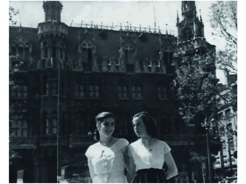 Julia Negueruela y Mila Rodríguez. Estado con Alameda, 1951. Frente al Palacio Undurraga (demolido en 1976).