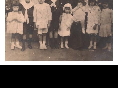 Vicenta Trabuck de Boduat y sus nietos, entre ellos, las hermanas Graciela, Laura y Estela Ginesta Boduat