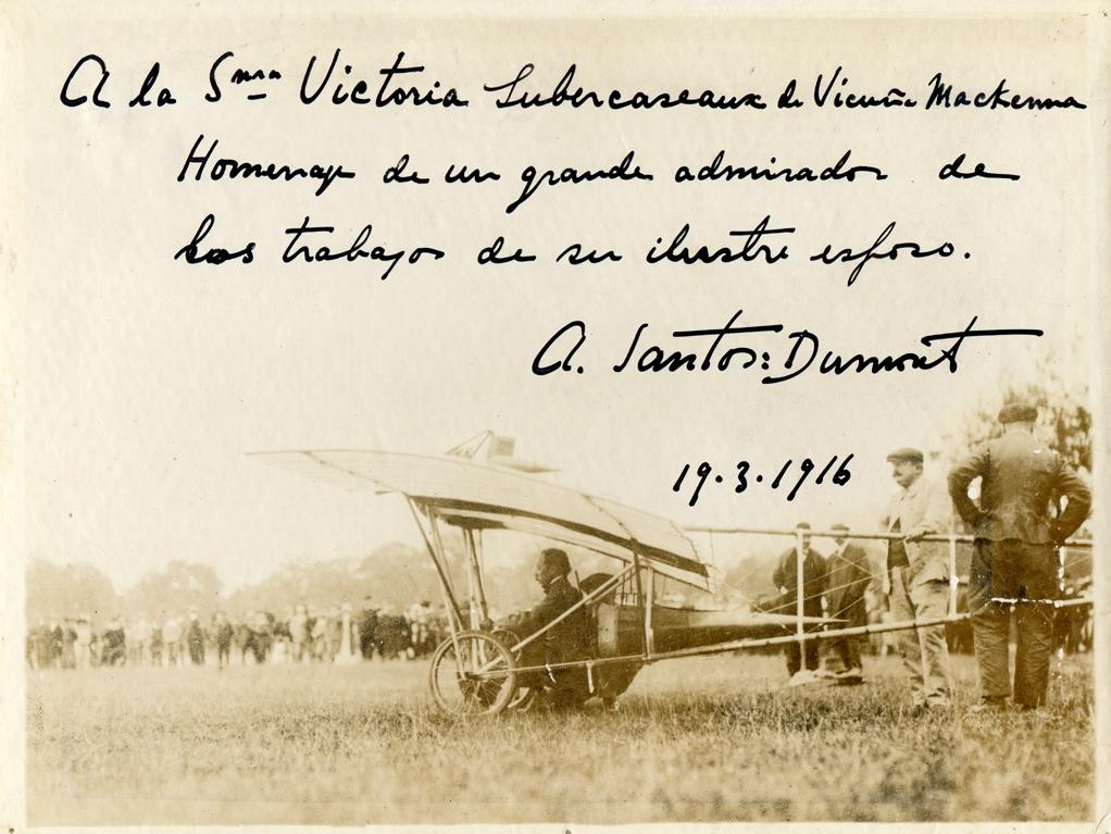Fotografía dedicada a Victoria Subercaseaux por Alberto Santos Dumont.