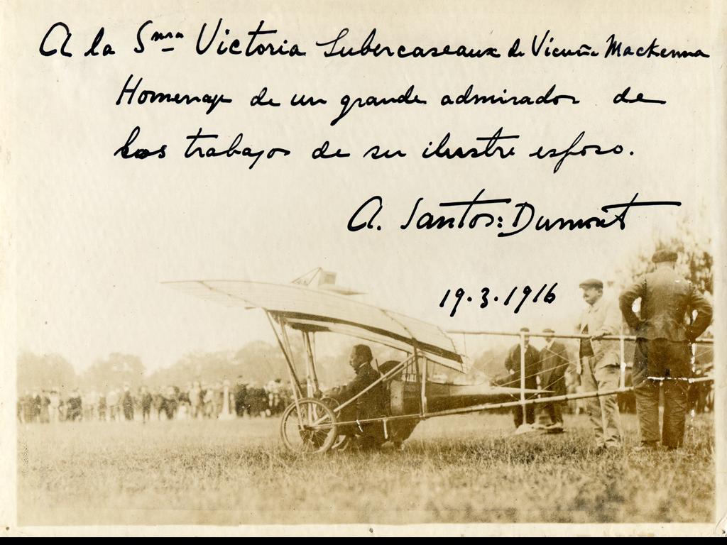 Fotografía dedicada a Victoria Subercaseaux por Alberto Santos Dumont.