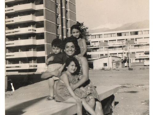 Lucía Torrealba y sus hijas Lucía y Verónica Herrera Castro junto a Lucía Andrea Morales