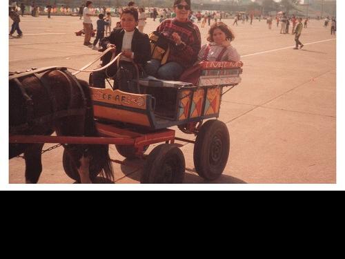 Camila, Liliana y niño conductor de carreta
