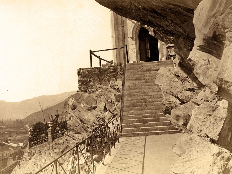 El pórtico de la ermita en dos momentos de su historia