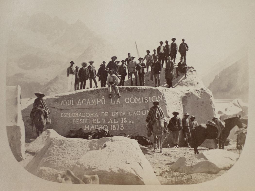 Exploración de la laguna Negra. La comitiva en la roca del Observatorio