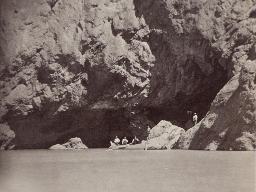 Gruta de las Amazonas (laguna Negra)