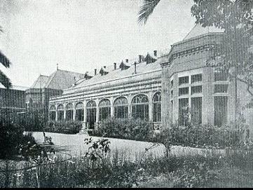 Fachada interior de la Casa Quinta, vista desde el parque