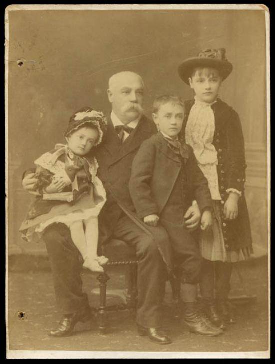 Retrado de Vicuña Mackenna con tres de sus hijos.