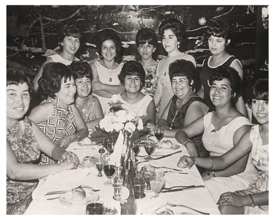 Despedida de soltera de Uberlinda de las Mercedes Moreno. Colección fotográfica digital "Mujeres en Santiago". 