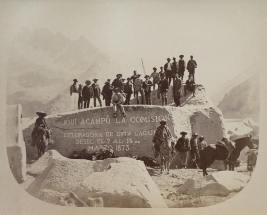 Exploración de la laguna Negra. La comitiva en la roca del Observatorio