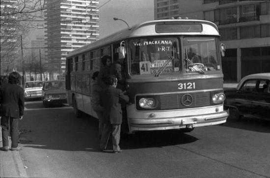 Bus Mercedes O362 de la Empresa de Transportes Colectivos del Estado, 1972. La ETCE era prácticamente el único medio de locomoción que llegaba a las periferias santiaguinas, en este caso, a Lo Cañas. Fuente: Colección Colectivo Micrópolis.