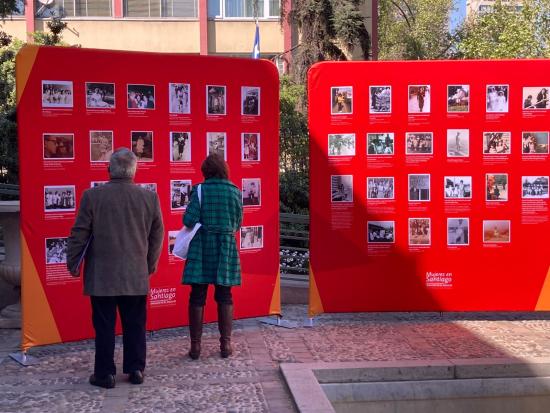 Exposición Mujeres en Santiago