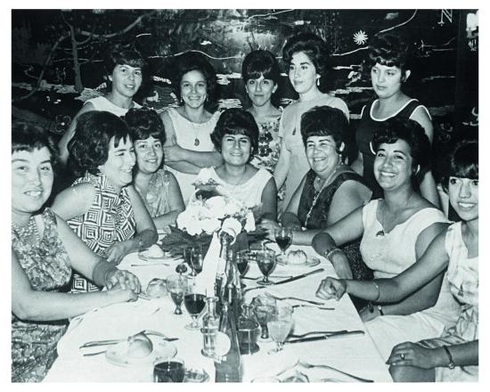 Restaurante Nuria, Agustinas 705, 1967. Colección Mujeres en Santiago