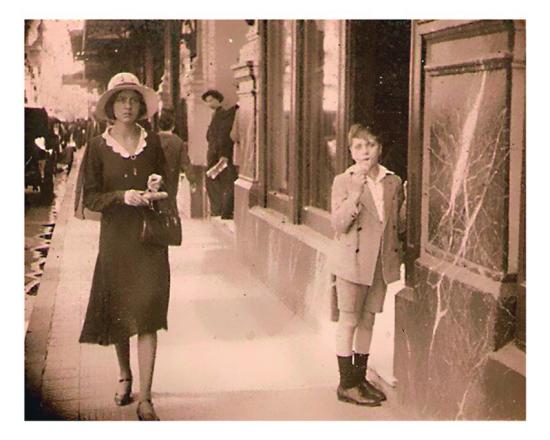 María Isabel Medina y niño desconocido. Calle Moneda o Agustinas, 1938.