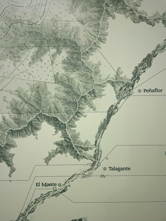 Exposición "Mapocho Aguas Abajo. Revalorización del patrimonio y paisaje ribereño", de Mapocho 42K Lab UC. Convocatoria Habitar la Ciudad 2025/2026.