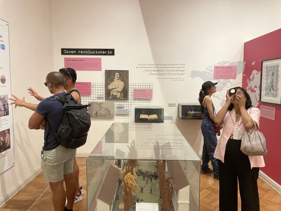 Visitantes en la sala 1 del Museo Ciudadano Vicuña Mackenna