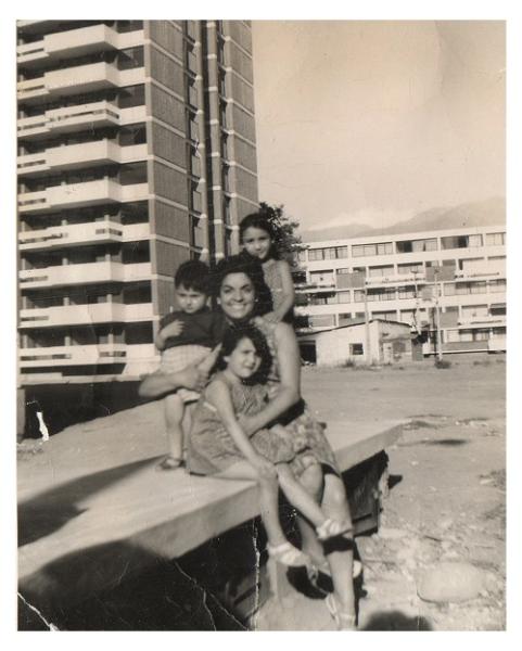 Lucía Torrealba y sus hijas Lucía y Verónica Herrera Castro junto a Lucía Andrea Morales Lucía Torrealba y sus hijas Lucía y Verónica Herrera Castro junto a Lucía Andrea Morales
