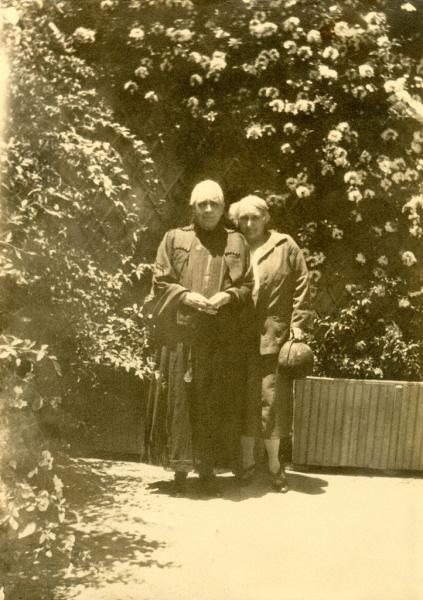 Victoria Subercaseaux de Vicuña junto a su hija Eugenia