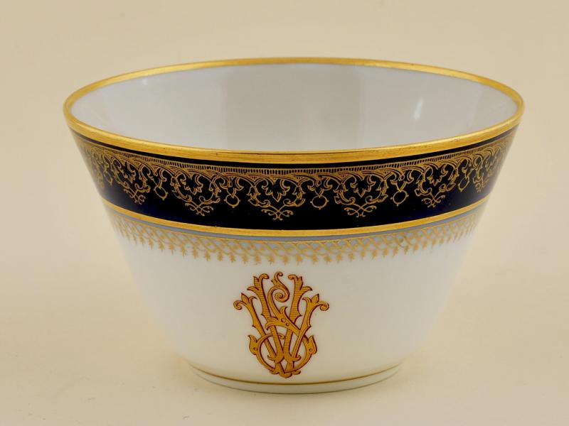 Taza de té perteneciente a la familia Vicuña Subercaseaux (detalle) Taza de té perteneciente a la familia Vicuña Subercaseaux (detalle)